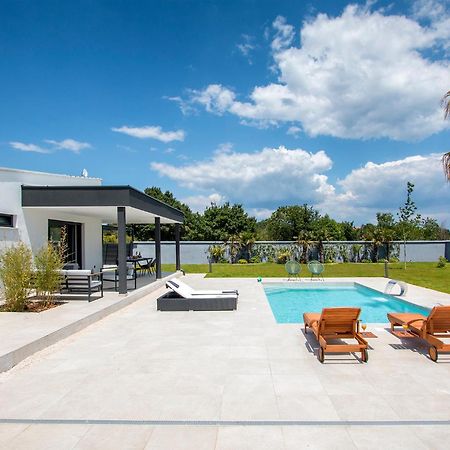 Villa Eni Medulin Sisan Heated Pool Exterior photo