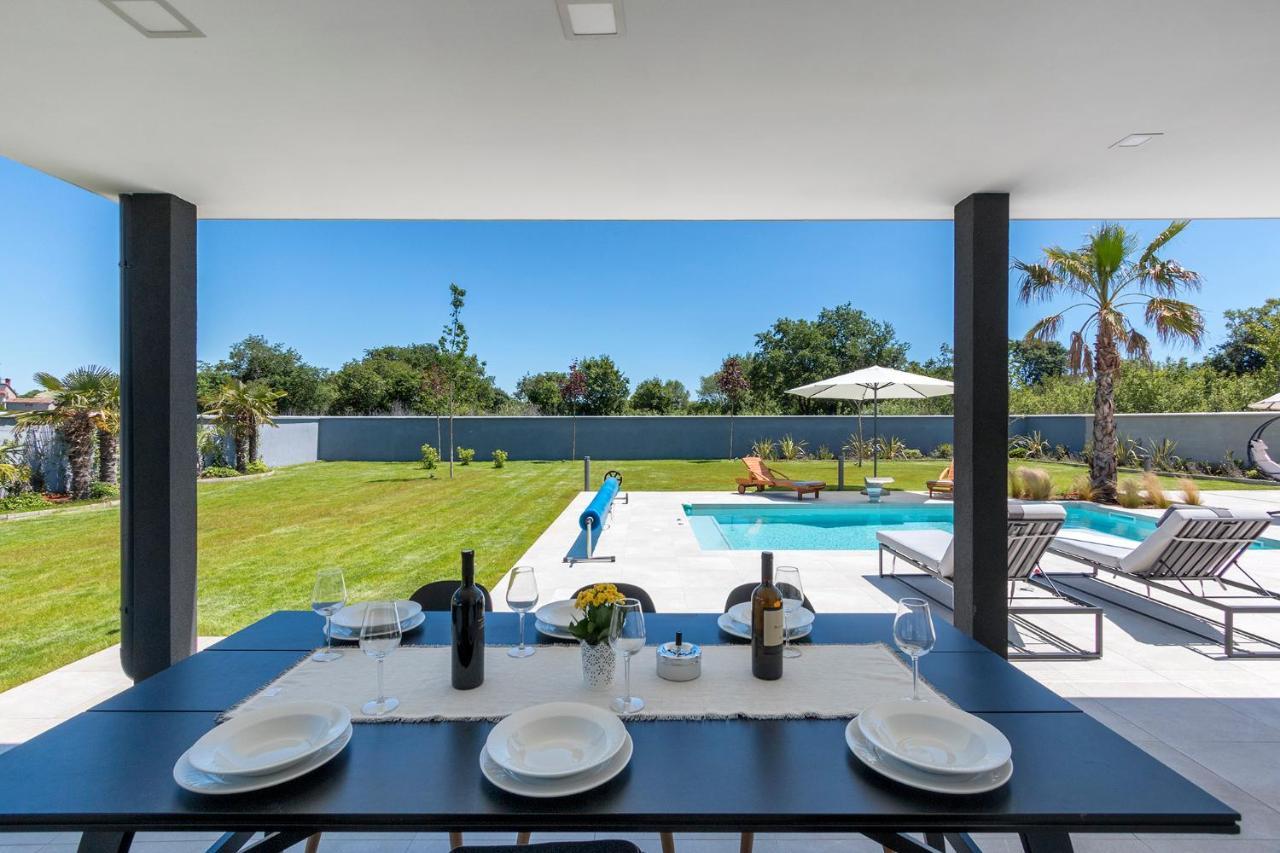 Villa Eni Medulin Sisan Heated Pool Exterior photo